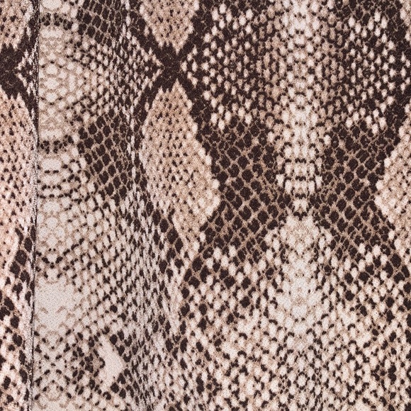 New York and Company Snakeskin print Blouse. Size XL. - Picture 5 of 7